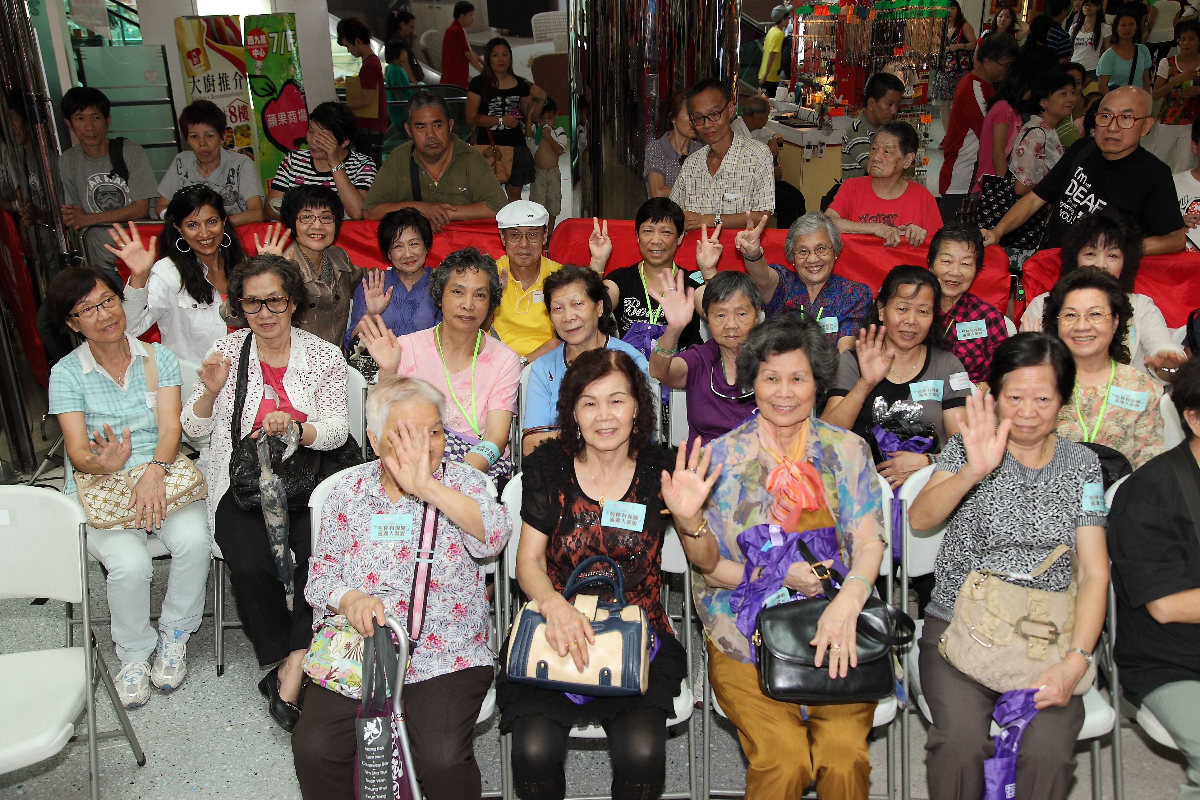 Photo 4: Mrs Pamela Chan, the Chairperson of the Board, and Ms Meena Datwani, the Chief Executive Officer of the Board, took photo with a group of participants from Yang Memorial Methodist Social Service.